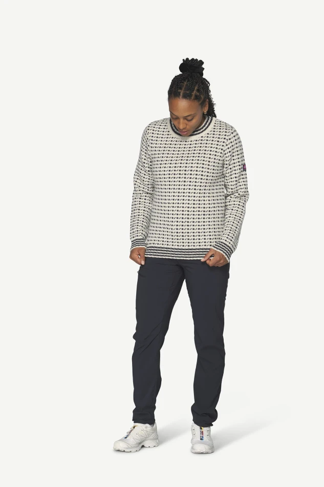 Devold Islender Refined Sweater, kolor: Raw White - prezentacja na modelce - przód