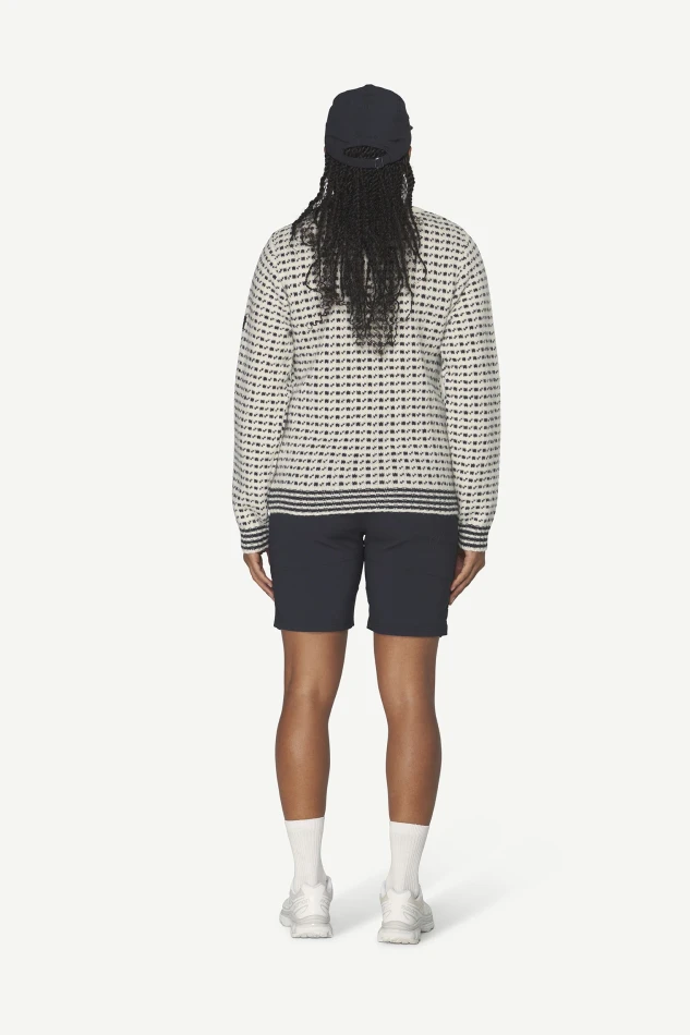 Devold Islender Refined Sweater, kolor: Raw White - prezentacja na modelce - tył