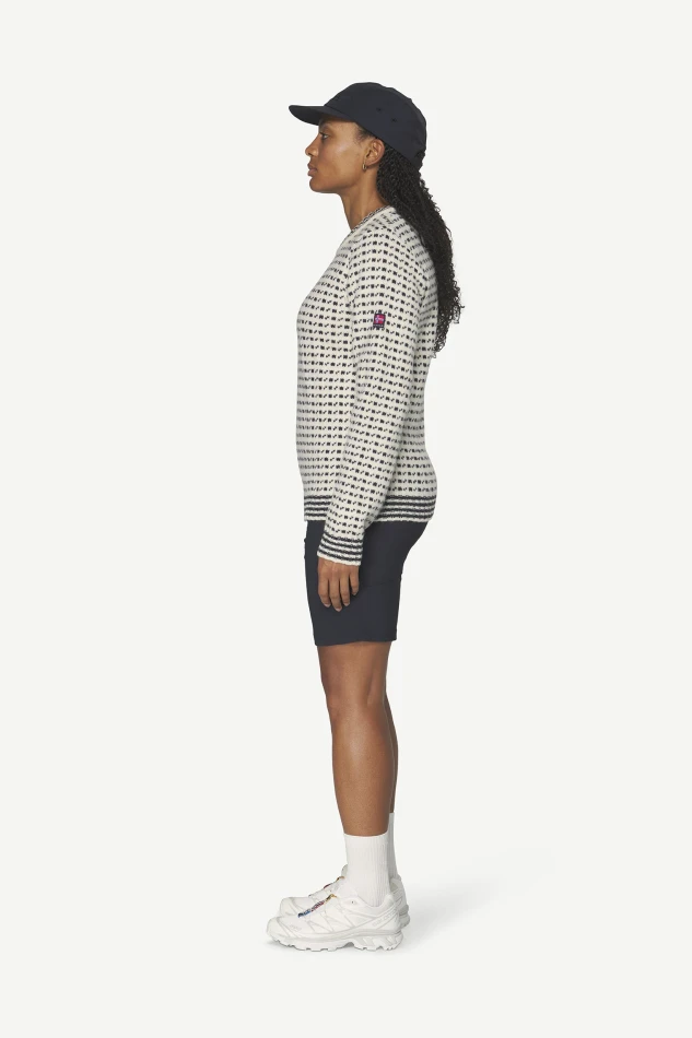 Devold Islender Refined Sweater, kolor: Raw White - prezentacja na modelce - bok