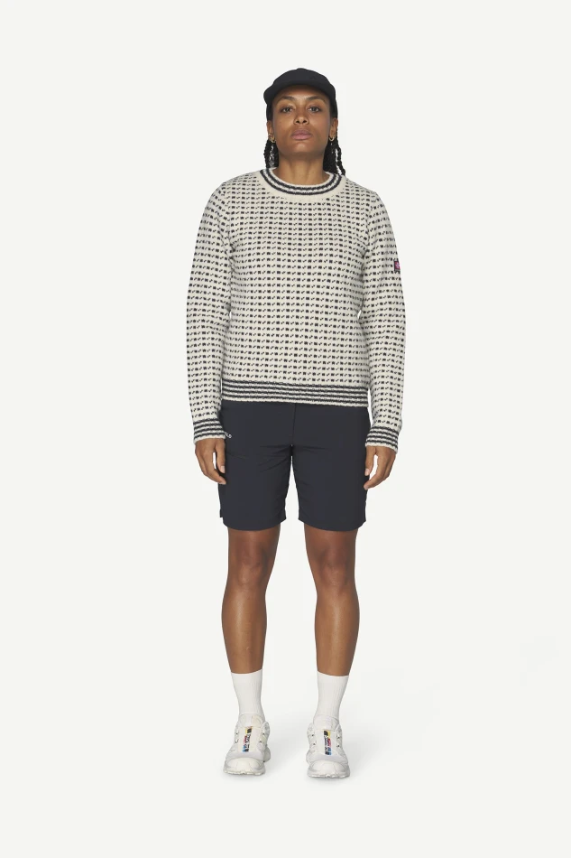 Devold Islender Refined Sweater, kolor: Raw White - prezentacja na modelce - przód