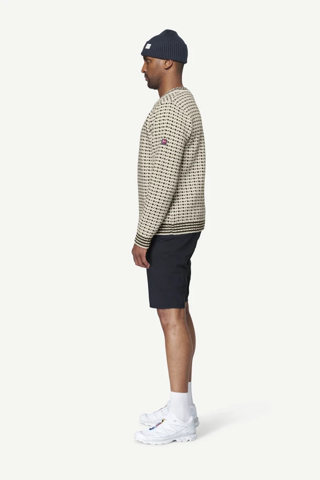 Devold Islender Refined Sweater, kolor: Raw White - prezentacja na modelu - bok