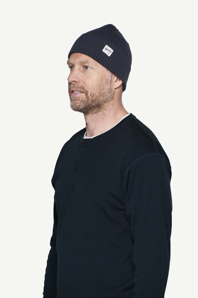 Devold Archive Wool Beanie, kolor: Ink - prezentacja na modelu