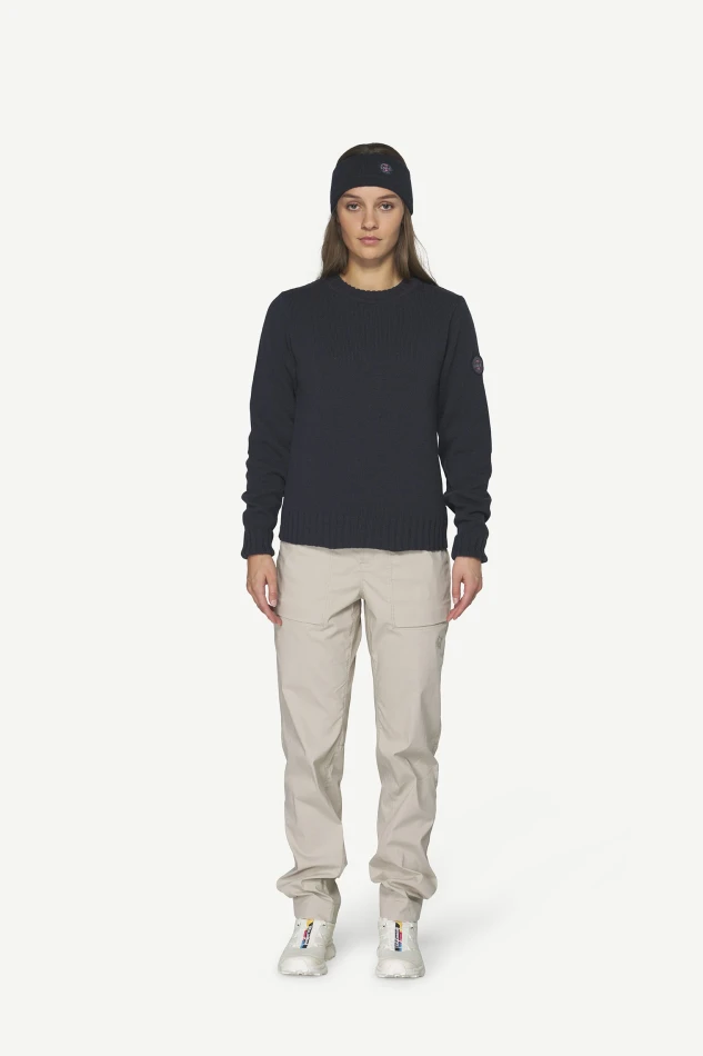 Devold Nansen Refined Sweater, kolor: Ink - prezentacja  na modelce - przód