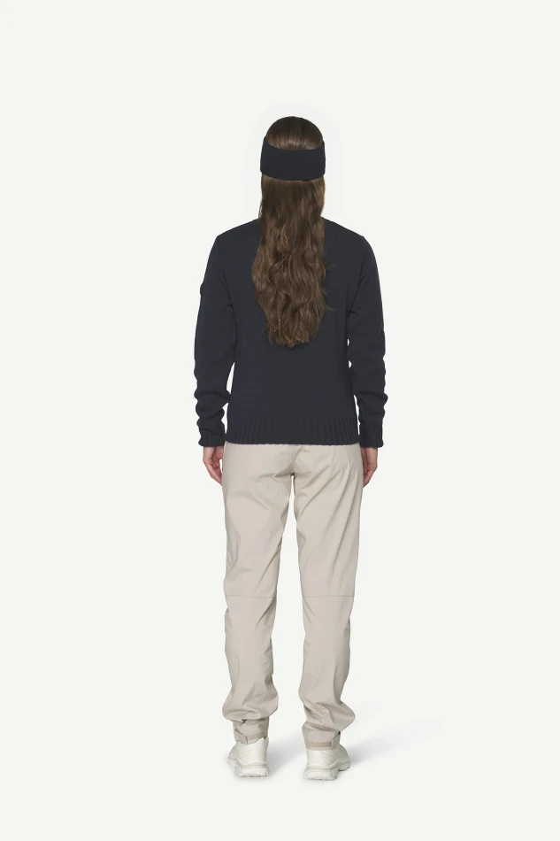 Devold Nansen Refined Sweater, kolor: Ink - prezentacja  na modelce - tył
