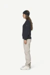 Devold Nansen Refined Sweater, kolor: Ink - prezentacja  na modelce - bok