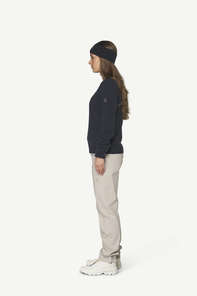Devold Nansen Refined Sweater, kolor: Ink - prezentacja  na modelce - bok