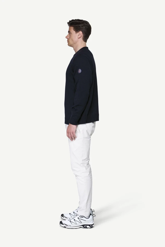 Devold Nansen Refined Sweater, kolor: Ink - prezentacja  na modelu - bok