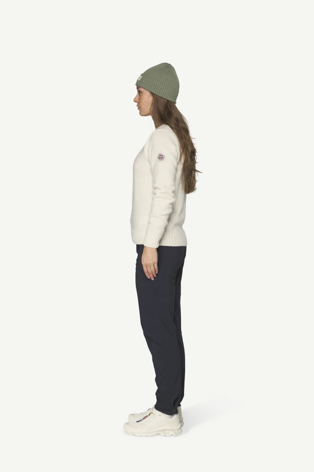 Devold Nansen Refined Sweater, kolor: Offwhite - prezentacja na modelce - bok