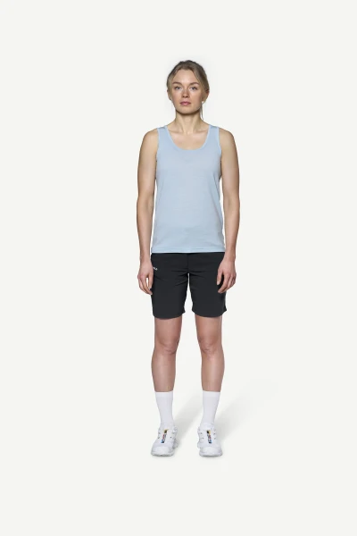 Devold Classic Tank WMN, kolor: Dawn - prezentacja na modelce - przód