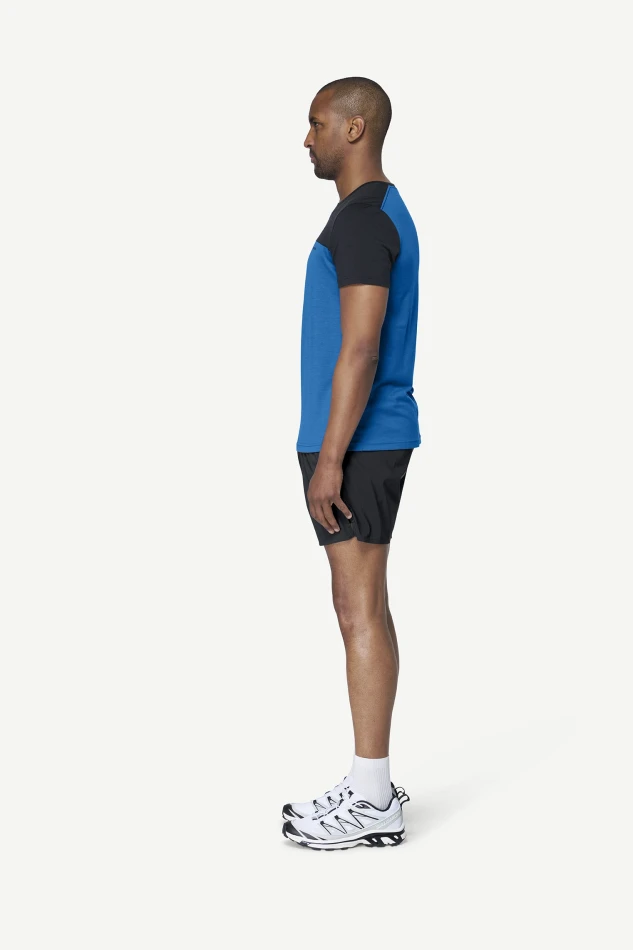 Devold Classic Linear Tee MAN, kolor: Royal/Ink - prezentacja na modelu - bok