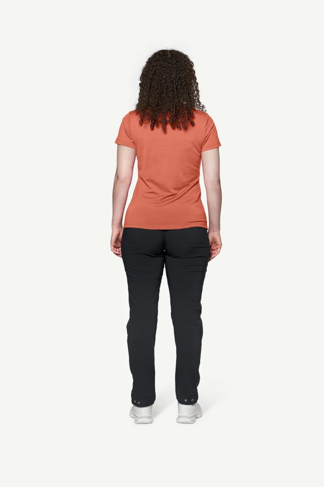 Devold Classic Summit Tee WMN, kolor: Coral - prezentacja na modelce - tył