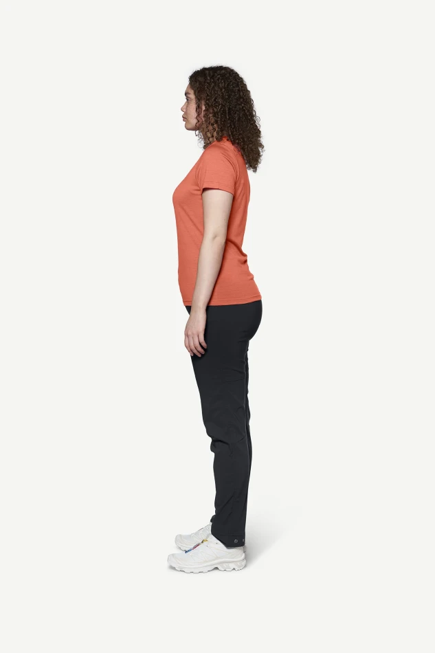 Devold Classic Summit Tee WMN, kolor: Coral - prezentacja na modelce - bok