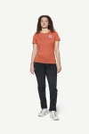Devold Classic Summit Tee WMN, kolor: Coral - prezentacja na modelce - przód