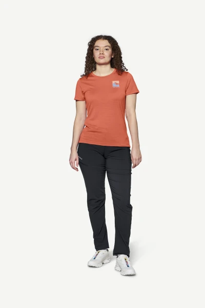 Devold Classic Summit Tee WMN, kolor: Coral - prezentacja na modelce - przód