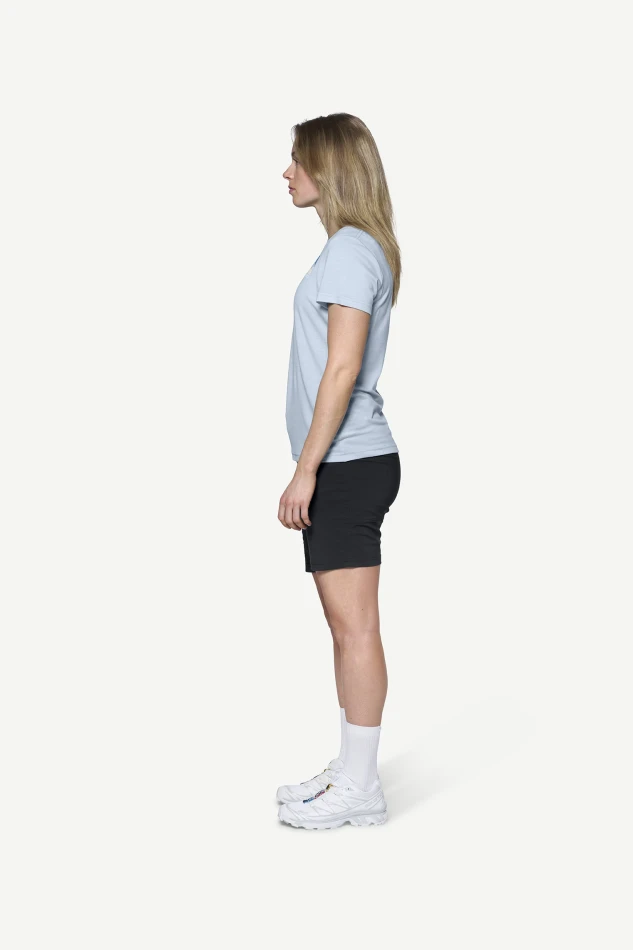 Devold Classic Summit Tee WMN, kolor: Dawn - prezentacja na modelce - bok
