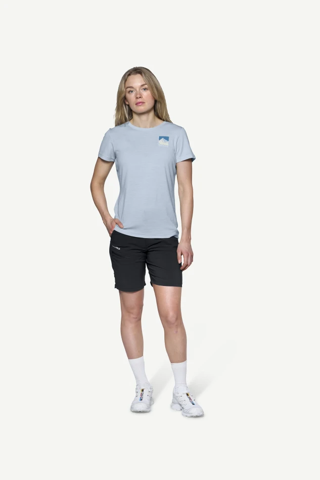 Devold Classic Summit Tee WMN, kolor: Dawn - prezentacja na modelce - przód