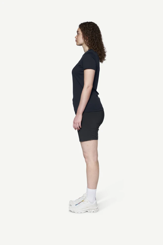 Devold Classic Summit Tee WMN, kolor: Ink - prezentacja na modelce - bok