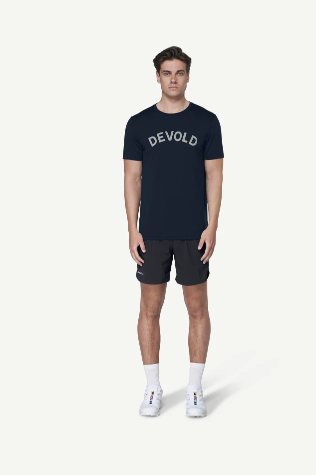 Devold Classic Legacy Tee MAN, kolor: Ink - prezentacja na modelu - przód
