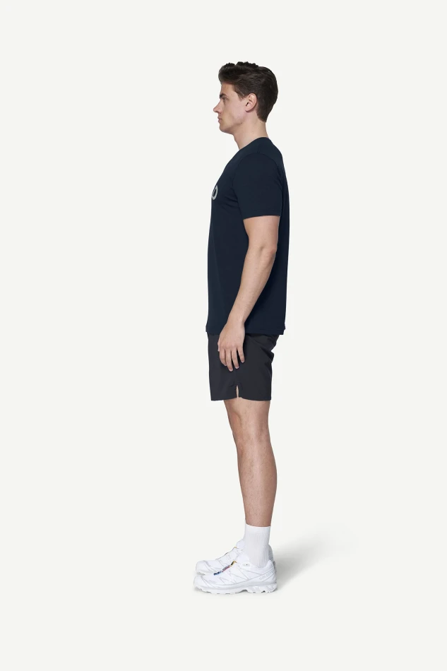 Devold Classic Legacy Tee MAN, kolor: Ink - prezentacja na modelu - bok