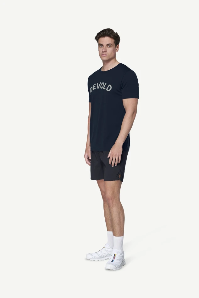 Devold Classic Legacy Tee MAN, kolor: Ink - prezentacja na modelu - przód