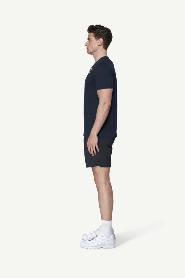 Devold Classic Summit Tee MAN, kolor: Ink - prezentacja na modelu - bok