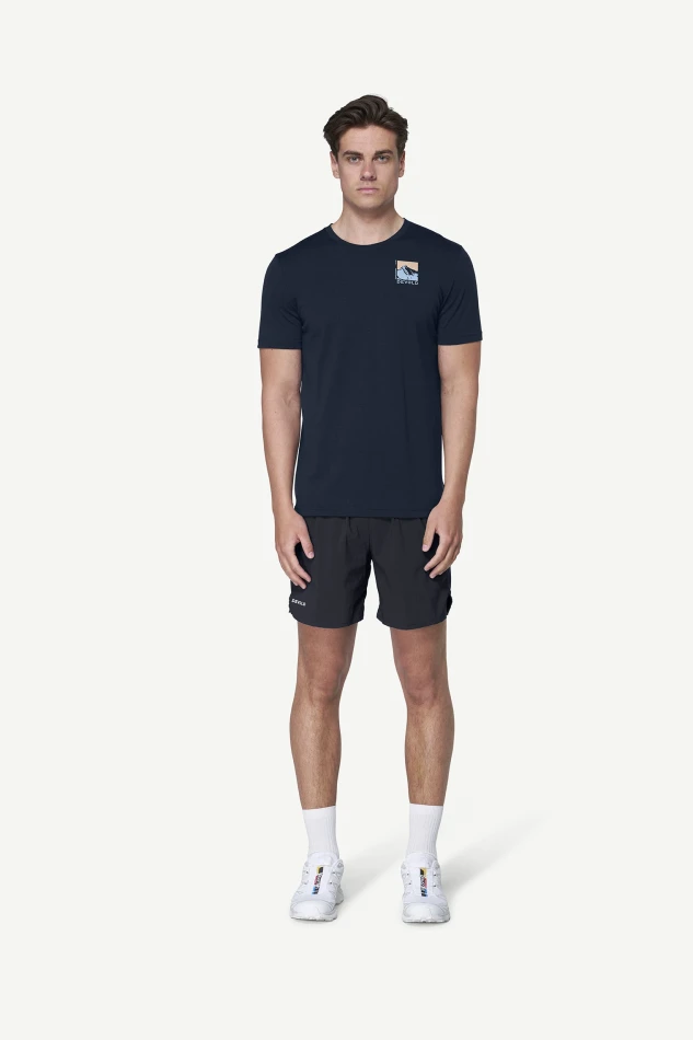 Devold Classic Summit Tee MAN, kolor: Ink - prezentacja na modelu - przód