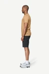 Devold Premium Fisherman Tee MAN, kolor: Oak - prezentacja na modelu - bok