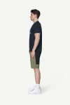Devold Premium Ad Tee MAN, kolor: Ink - prezentacja na modelu - bok