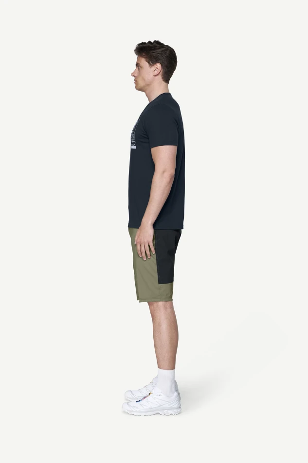 Devold Premium Ad Tee MAN, kolor: Ink - prezentacja na modelu - bok