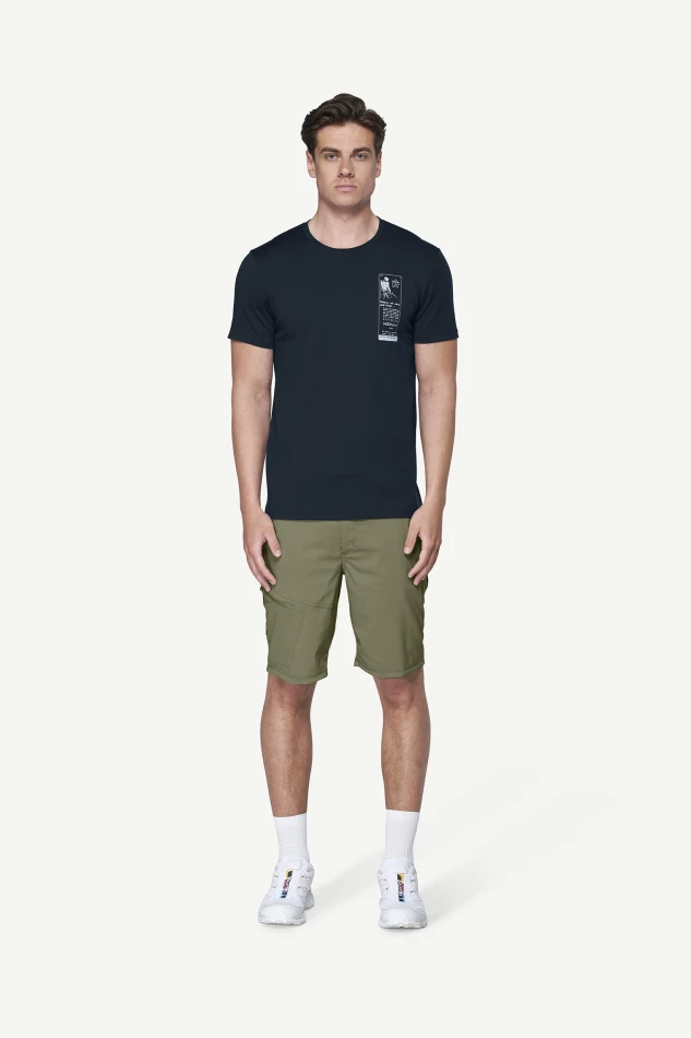 Devold Premium Ad Tee MAN, kolor: Ink - prezentacja na modelu - przód