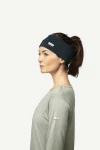 Devold Breeze Plus Merino 200 Headband, kolor: Ink - prezentacja na modelce - bok