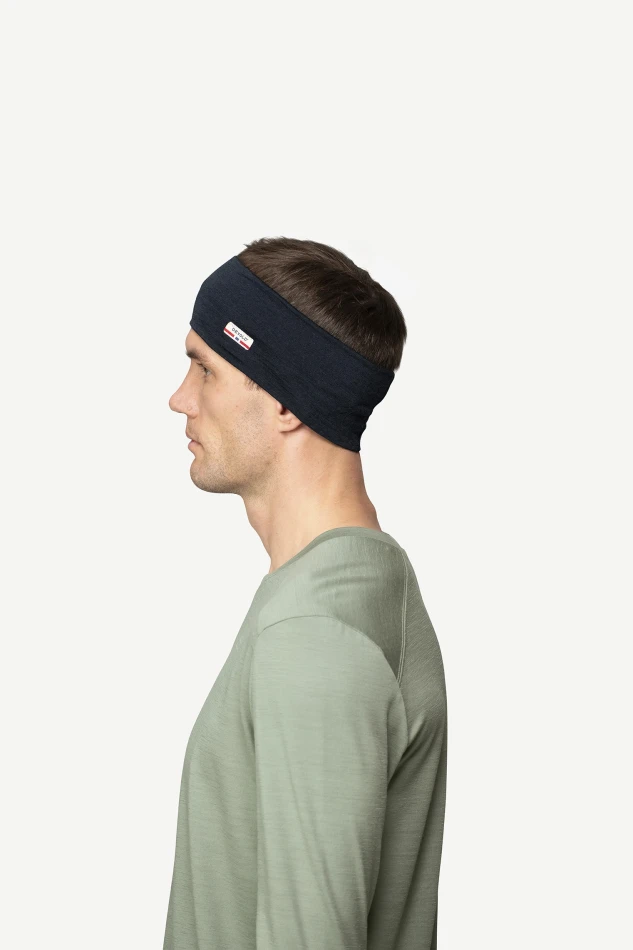 Devold Breeze Plus Merino 200 Headband, kolor: Ink - prezentacja na modelu - bok