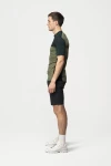 Devold Lauparen Merino 190 Zip Tee MAN, kolor: Ink/Lichen/Black - prezentacja na modelu - bok
