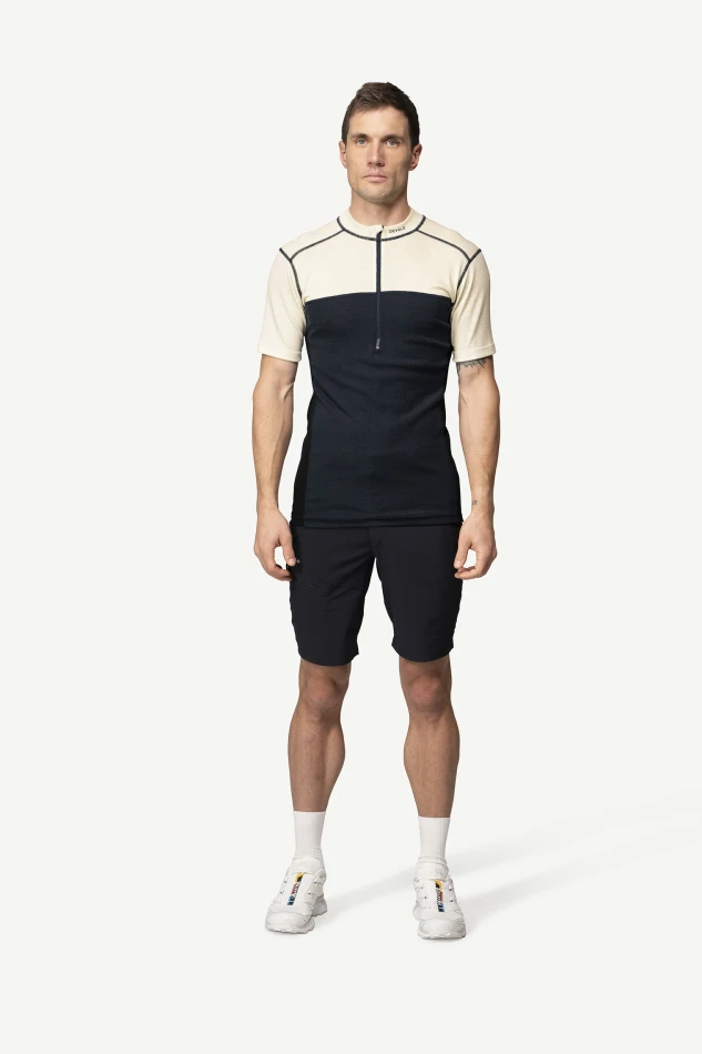 Devold Lauparen Merino 190 Zip Tee MAN, kolor: Raw White/Ink/Black - prezentacja na modelu - przód