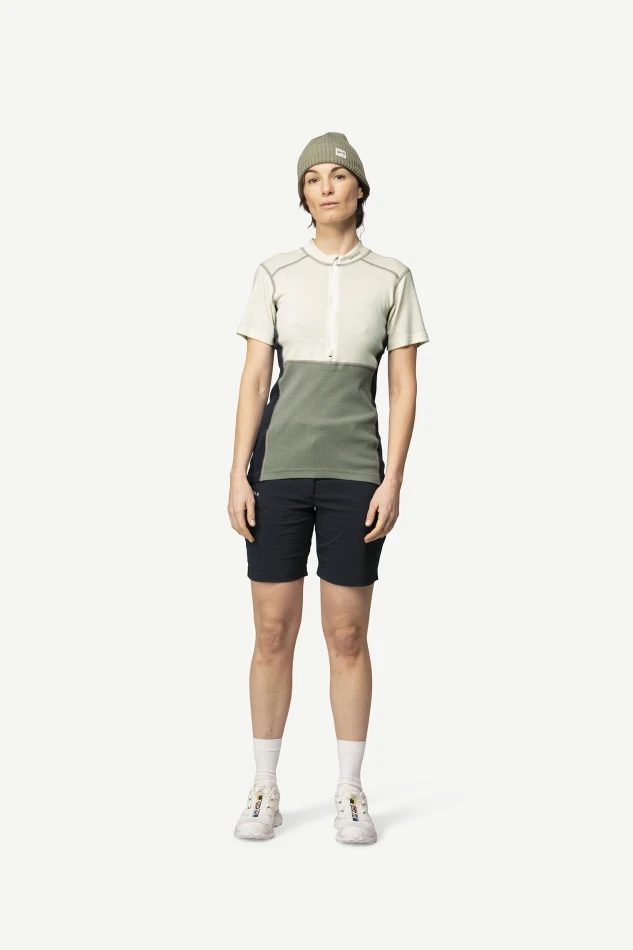 Devold Lauparen Merino 190 Zip Tee WMN, kolor: Raw White/Fog/Ink - prezentacja na modelce - przód