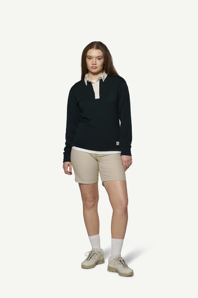 Devold Archive Rugby Shirt LS, kolor: Ink - prezentacja na modelce - przód