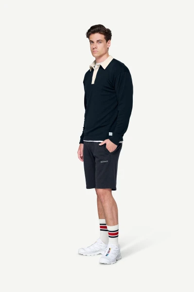 Devold Archive Rugby Shirt LS, kolor: Ink - prezentacja na modelu - przód