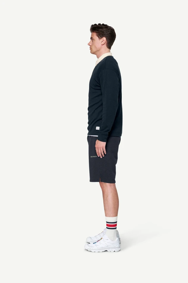Devold Archive Rugby Shirt LS, kolor: Ink - prezentacja na modelu - bok