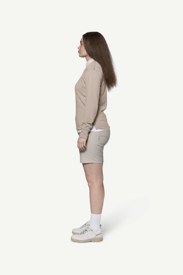 Devold Archive Rugby Shirt LS, kolor: Stone - prezentacja na modelce - bok
