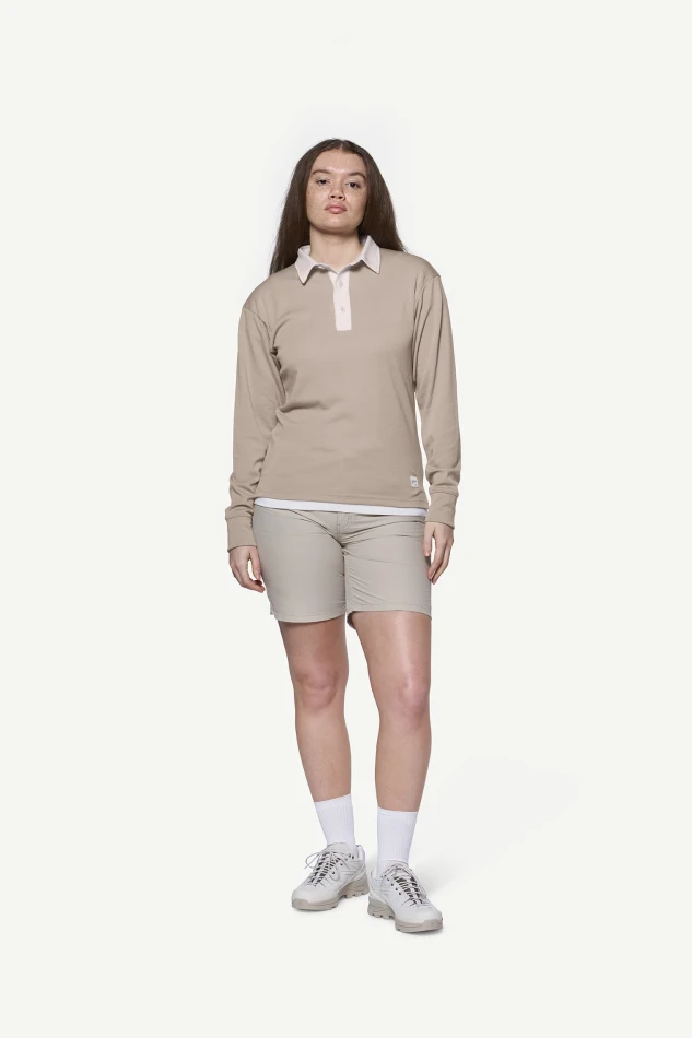 Devold Archive Rugby Shirt LS, kolor: Stone - prezentacja na modelce - przód
