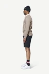 Devold Archive Rugby Shirt LS, kolor: Stone - prezentacja na modelu - bok