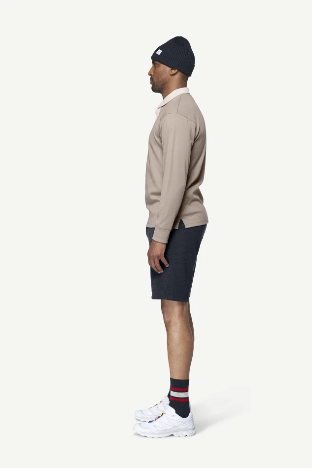 Devold Archive Rugby Shirt LS, kolor: Stone - prezentacja na modelu - bok