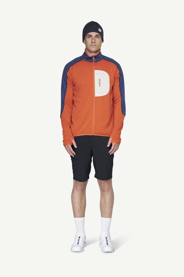 Devold Adventure Jacket MAN, kolor: Brick - prezentacja na modelu - kurtka zapięta