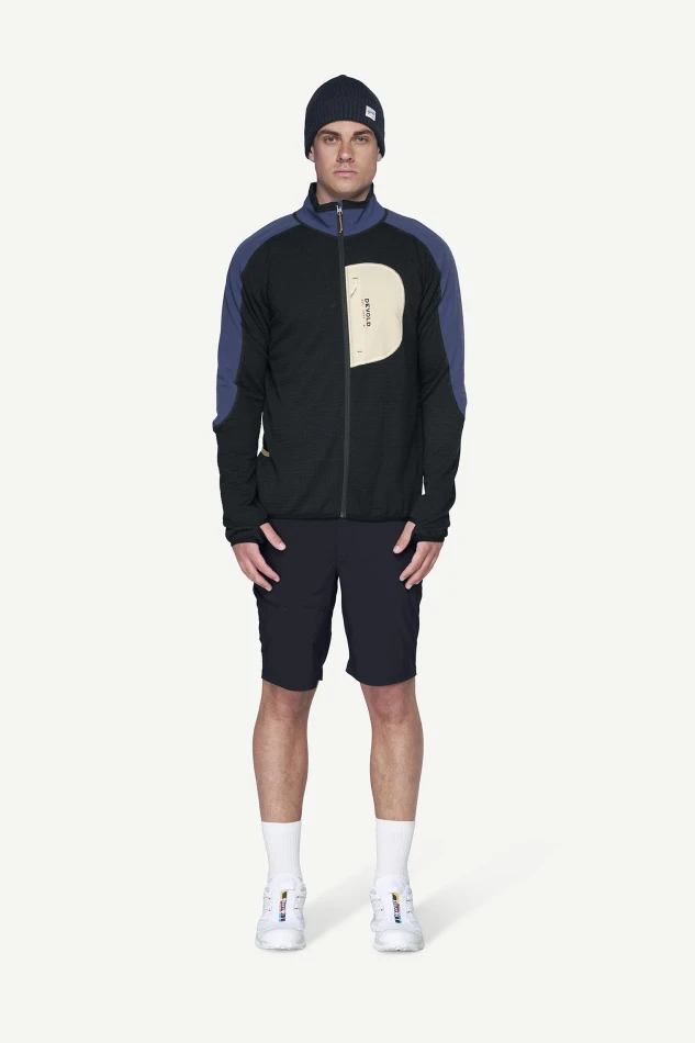 Devold Adventure Jacket MAN, kolor: Ink - prezentacja na modelu - kurtka zapięta