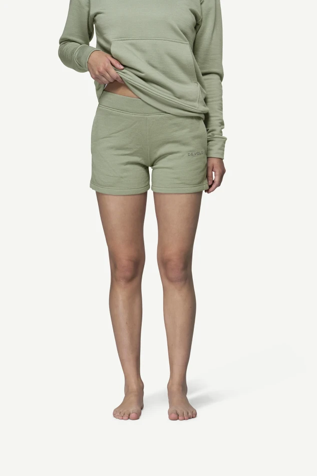 Devold Everyday Shorts WMN, kolor: Fog - prezentacja na modelce - przód