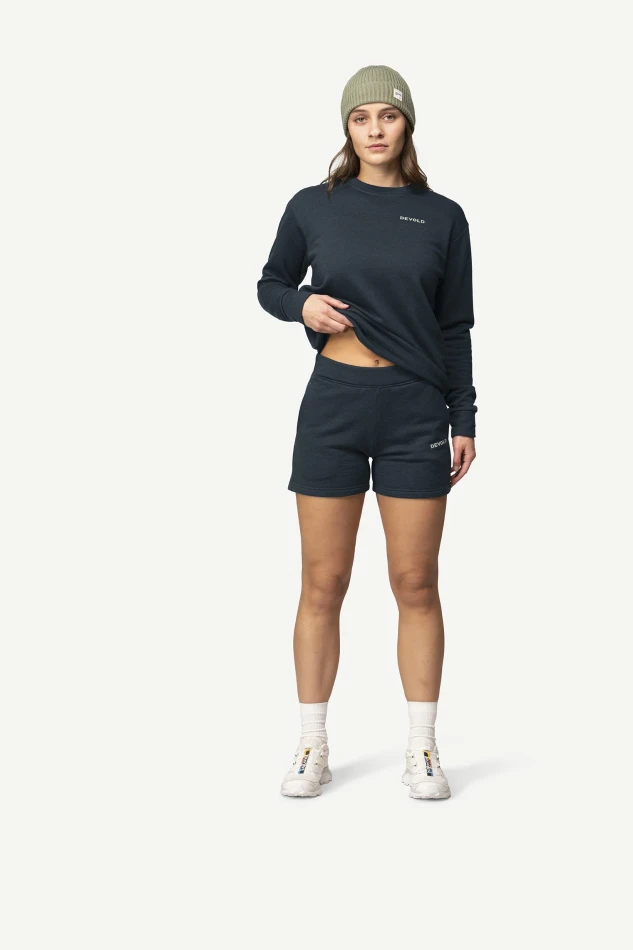 Devold Everyday Shorts WMN, kolor: Ink - prezentacja na modelce - przód