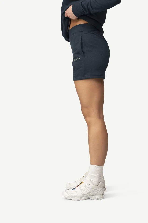 Devold Everyday Shorts WMN, kolor: Ink - prezentacja na modelce - bok
