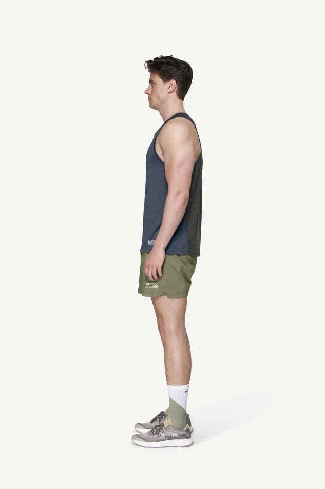 Devold Endurance Merino 130 Singlet MAN, kolor: Ink - prezentacja na modelu - bok