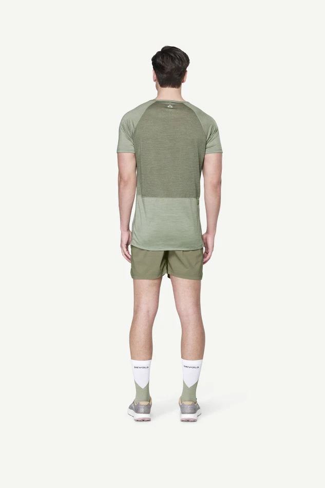 Devold Endurance Merino 130 T-Shirt MAN, kolor: Fog - prezentacja na modelu - tył