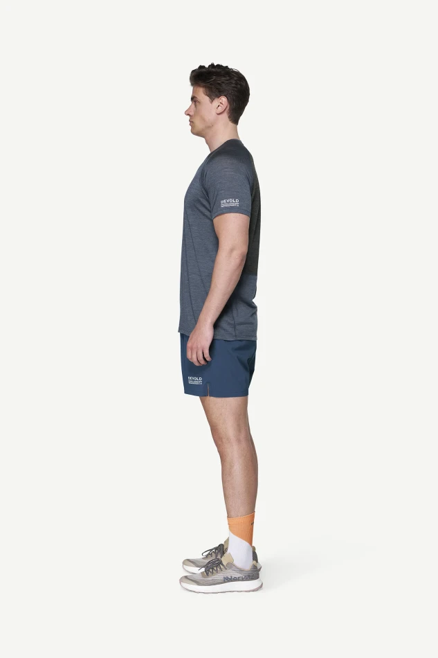 Devold Endurance Merino 130 T-Shirt MAN, kolor: Night - prezentacja na modelu - bok
